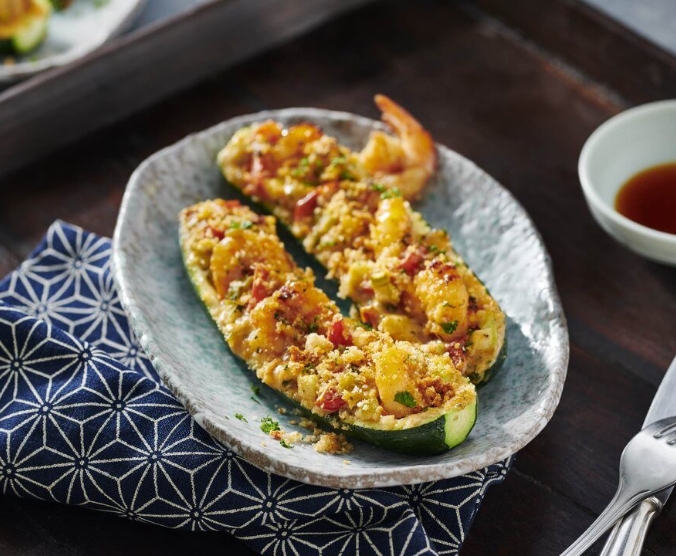 Calabacín al horno con gambas y corteza de panko