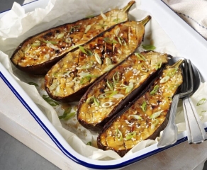Berenjena asada con ensalada de arroz y tofu
