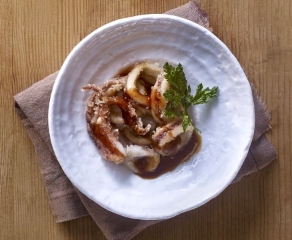 Anillas de calamar fritas en salsa dulce