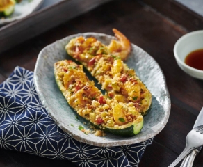 Calabacín al horno con gambas y corteza de panko