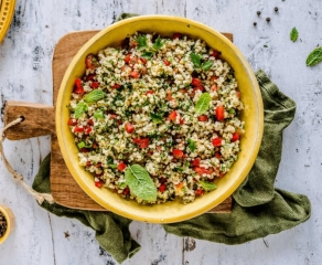 Tabule con hierbas, tomate y pimiento