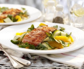 Salmón con lima y ensalada de naranja y pepino (sin gluten)