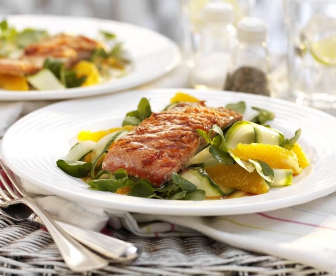 Salmón con lima y ensalada de naranja y pepino (sin gluten)